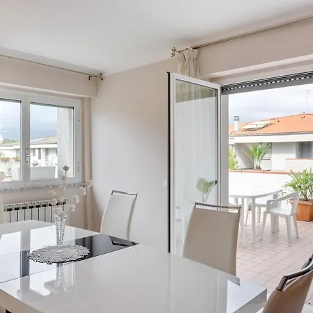 Luni Mare Bright Terrace Flat With Parking